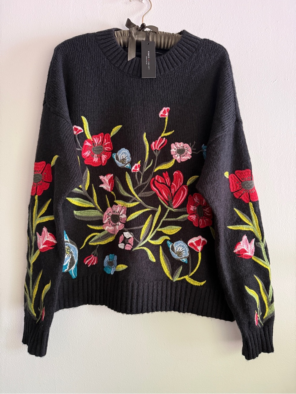 NWT Romeo & Juliet Couture Black Floral Embroidered Knit Sweater Pullover Size M